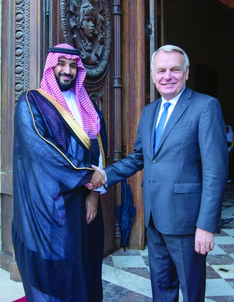 الأمير محمد بن سلمان مصافحا جان مارك إيرولت في باريس أمس الأول (واس)