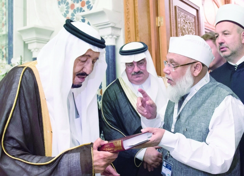 الملك سلمان يتسلم هدايا خلال الاستقبال