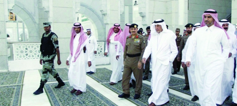 خالد الفيصل متفقدا التوسعة الجديدة