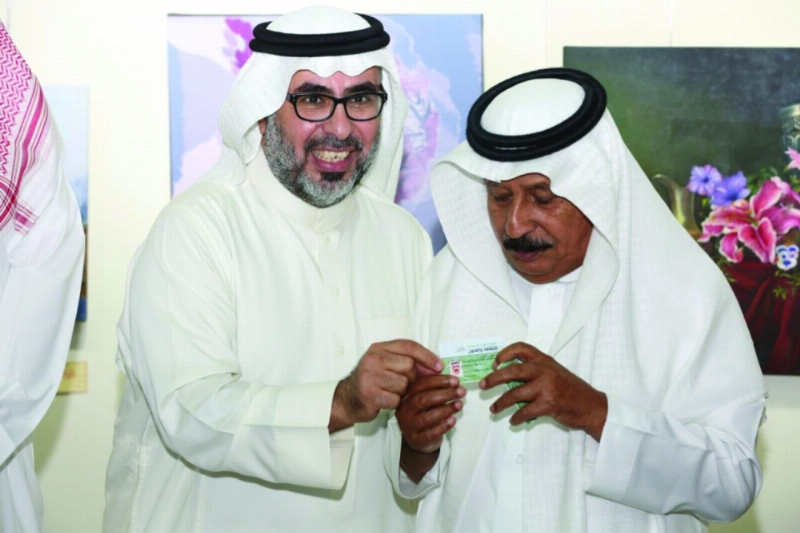 القحطاني يتسلم عضوية الجمعية الشرفية من الجاسر (مكة)