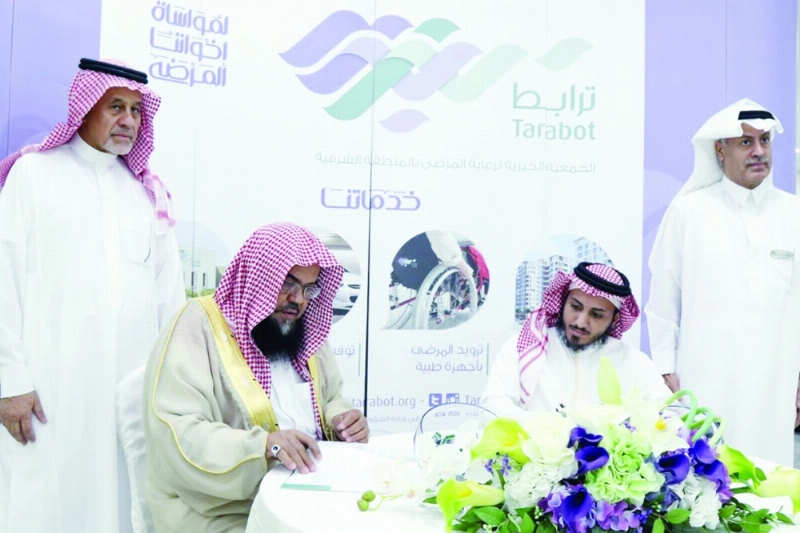 اليوسف والشغيبي خلال التوقيع (مكة)