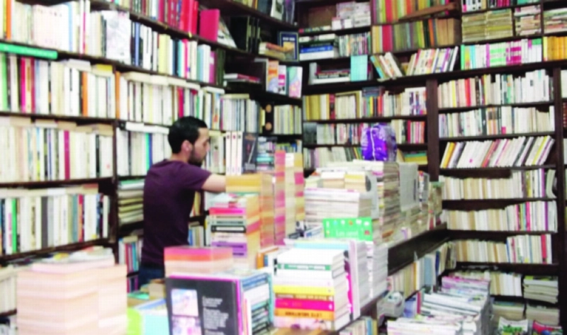 من داخل المكتبة (العمانية)