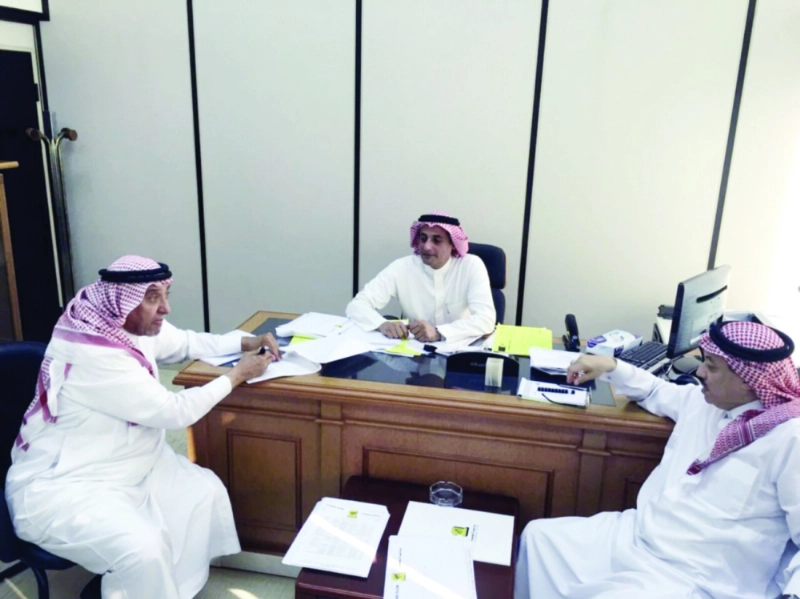 أحمد مسعود خلال تسلم نادي الاتحاد رسميا أمس (إعلامي الاتحاد)