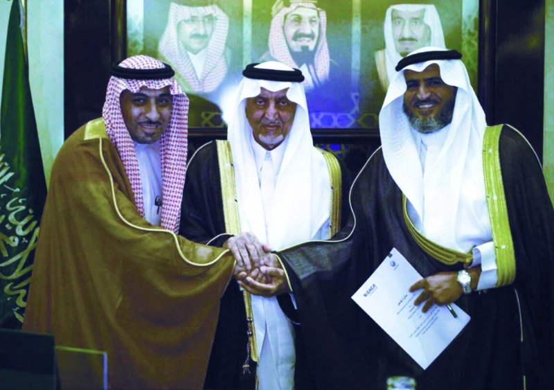 خالد الفيصل يشهد توقيع الاتفاقية (واس)
