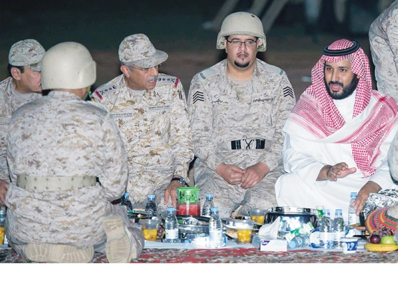 ولي ولي العهد يتناول الإفطار مع ضباط وجنود من وحدات الدفاع الجوي الأمامية في نجران أمس (بندر الجلعود)