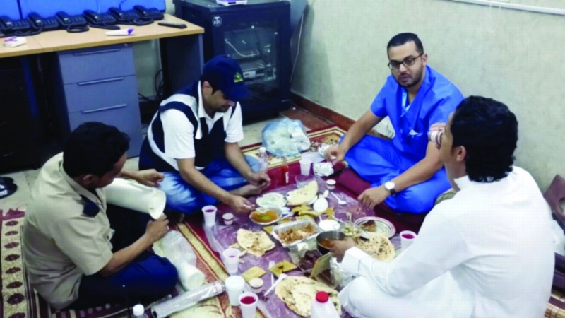 مناوبون يتناولون إفطارهم في غرفة الطوارئ بالطائف (مكة)
