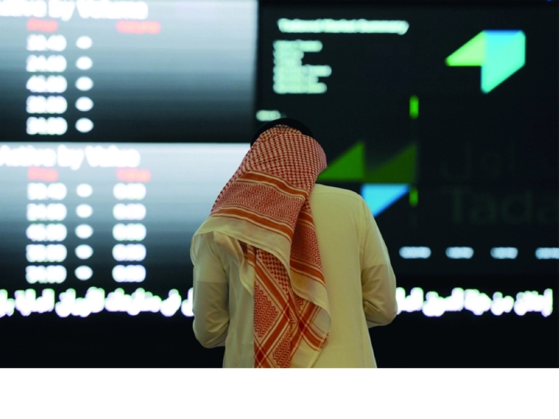 مستثمر يتابع شاشات تداول (مكة)