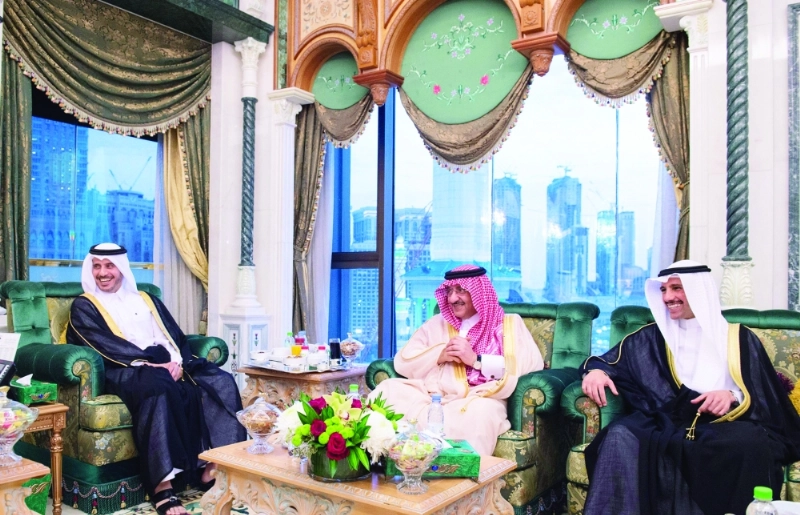 الأمير محمد بن نايف يتوسط عبدالله آل ثاني ومرزوق الغانم