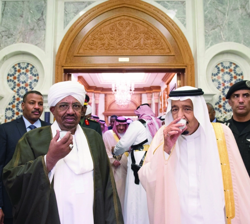 الملك سلمان وعمر البشير يتناولان القهوة