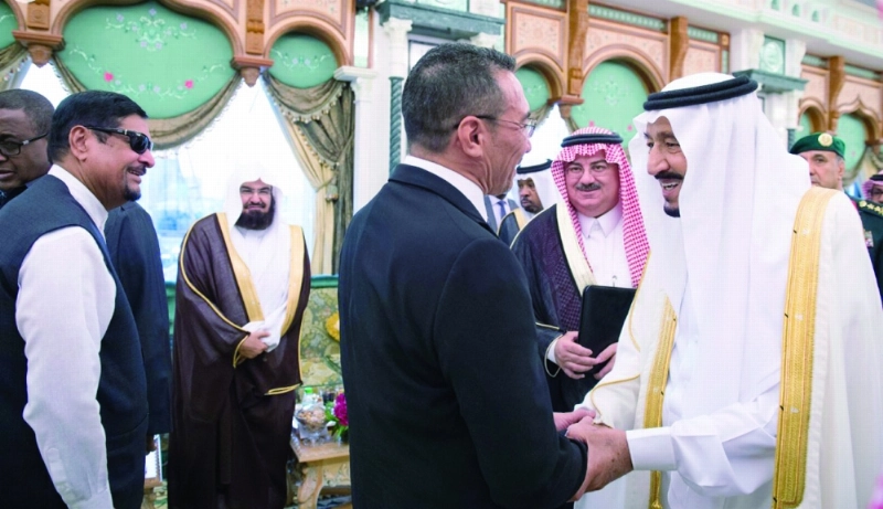 الملك سلمان مصافحا مسؤولي الدول خلال اللقاء
