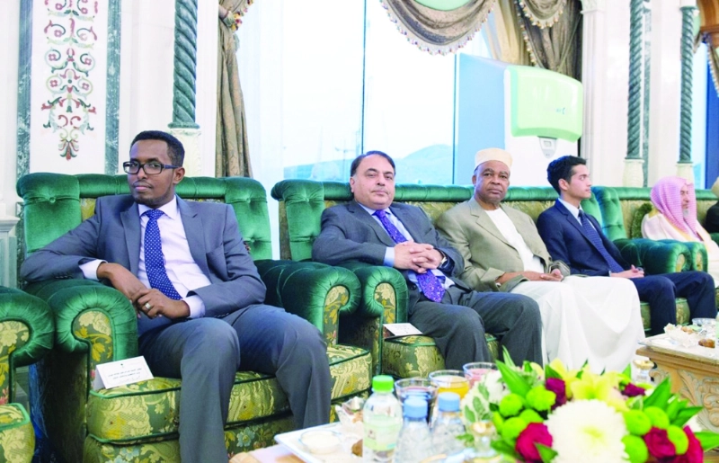 عدد من المسؤولين خلال اللقاء