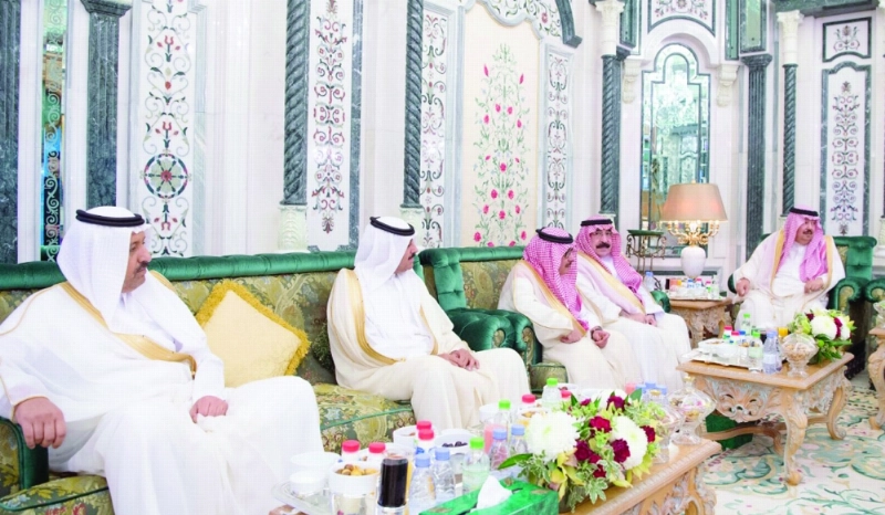 عدد من الأمراء والمسؤولين خلال اللقاء