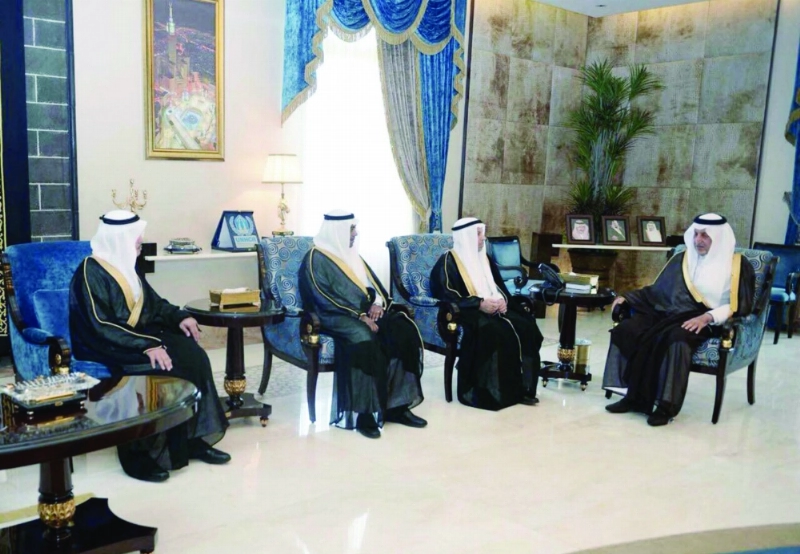 خالد الفيصل لدى استقباله عبدالرحمن اليوبي وعبدالفتاح مشاط وحسام زمان (مكة)