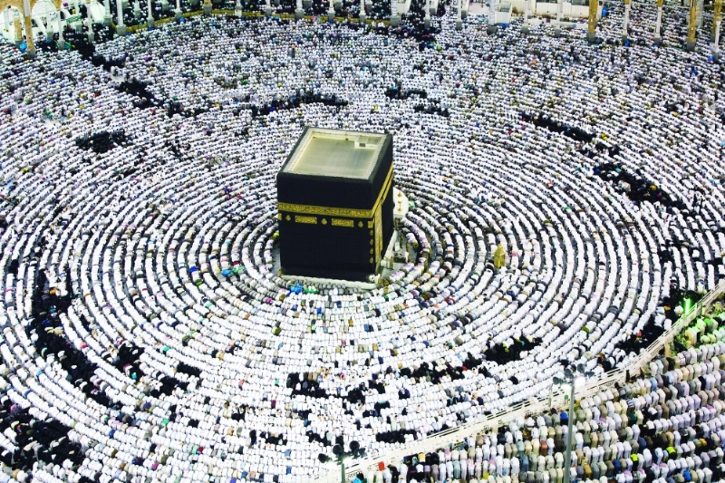آلاف الزوار والمعتمرين يشهدون ليلة الـ 27 في المسجد الحرام (أنس الحارثي)
