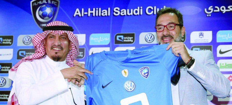 جوستافو ماتوساس مع عبدالرحمن النمر خلال المؤتمر الصحفي (إعلامي الهلال)