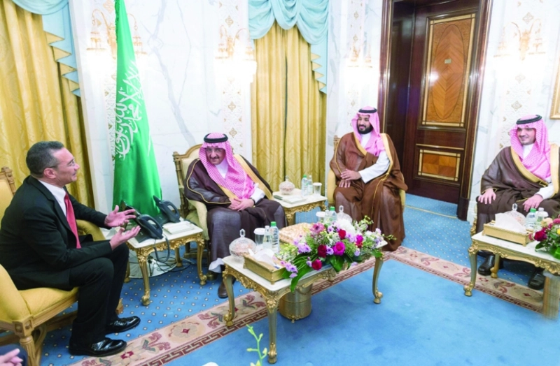 الأمير محمد بن نايف مستقبلا هشام الدين حسين بحضور الأمير محمد بن سلمان (واس)