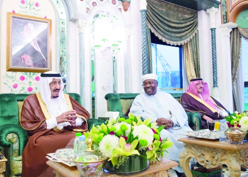 الملك سلمان خلال الاستقبال أمس بحضور الأمير محمد بن نايف (واس)