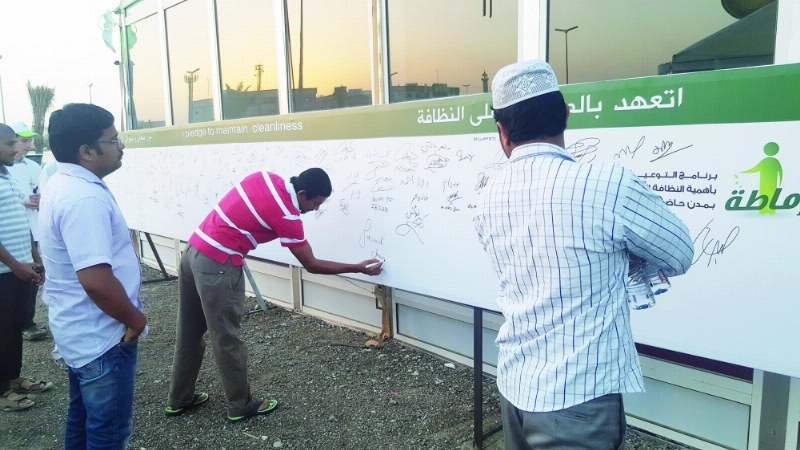 عمال يوقعون خلال الحملة (مكة)