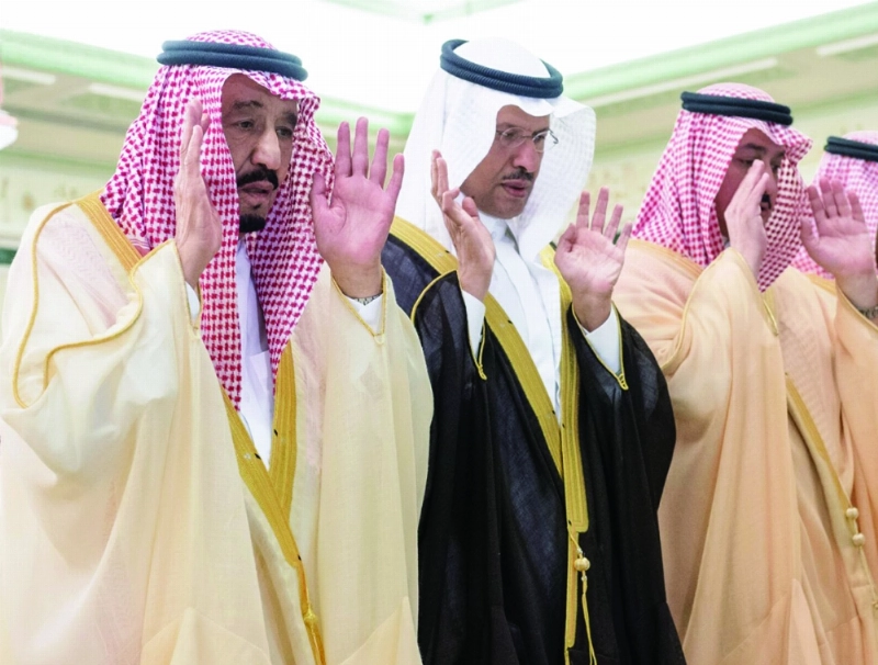 الملك سلمان مؤديا صلاة الميت على منصور بن فيصل بالمسجد الحرام أمس (واس)