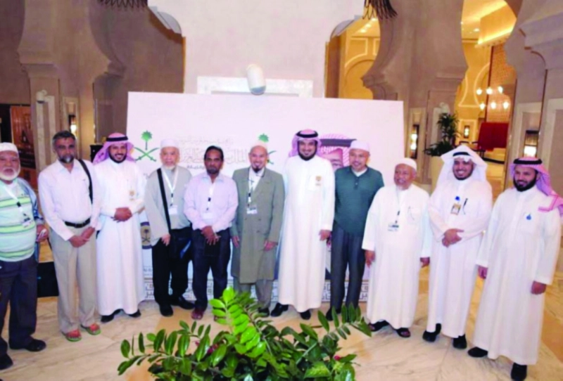 عدد من الشخصيات الإسلامية لدى مغادرتهم (مكة)