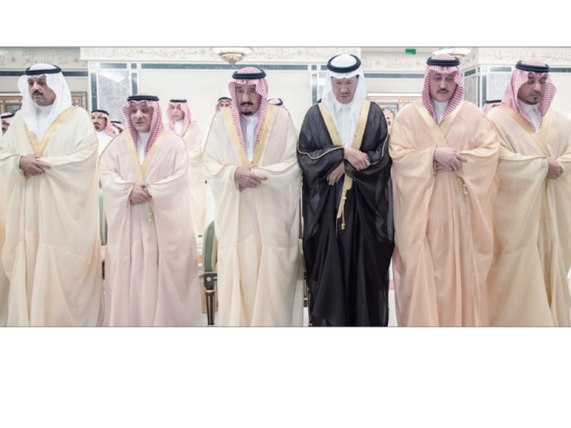 خادم الحرمين الشريفين مؤديا صلاة الميت على منصور بن فيصل في مكة المكرمة أمس (واس)