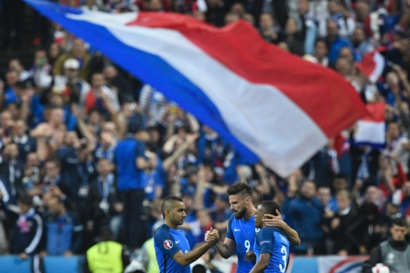 فرحة لاعبي المنتخب الفرنسي مع جماهيرهم (أ ف ب)