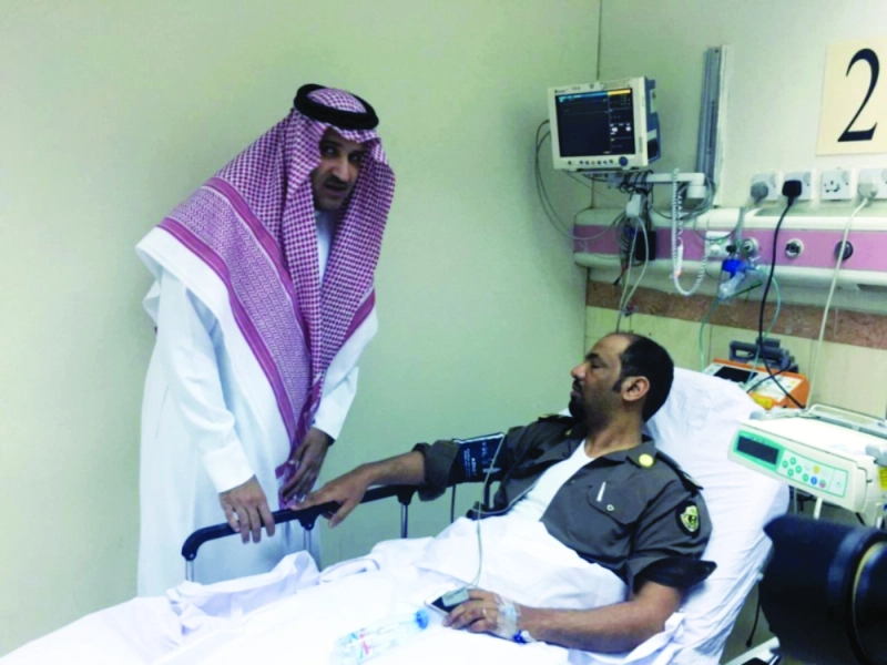فيصل بن سلمان متفقدا المصابين