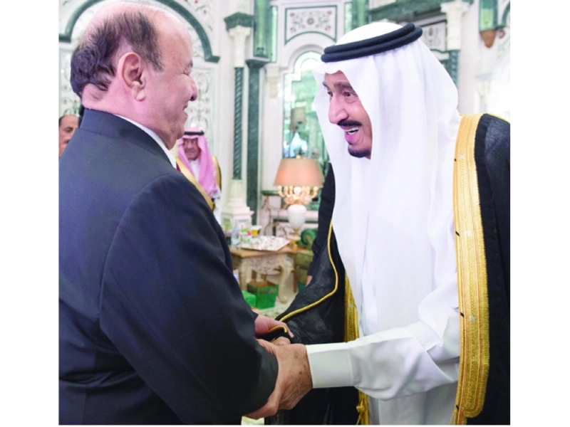 الملك سلمان مستقبلا عبدربه منصور (واس)