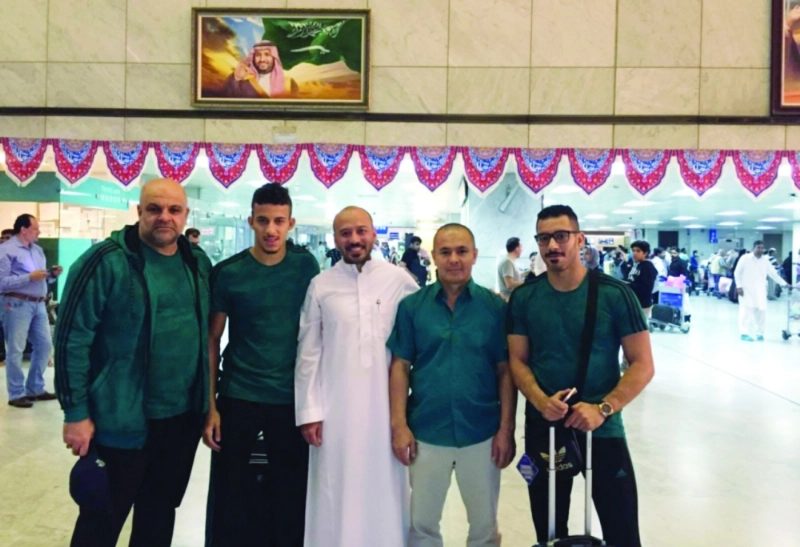 سليمان حماد لحظة مغادرته إلى إسبانيا (مكة)