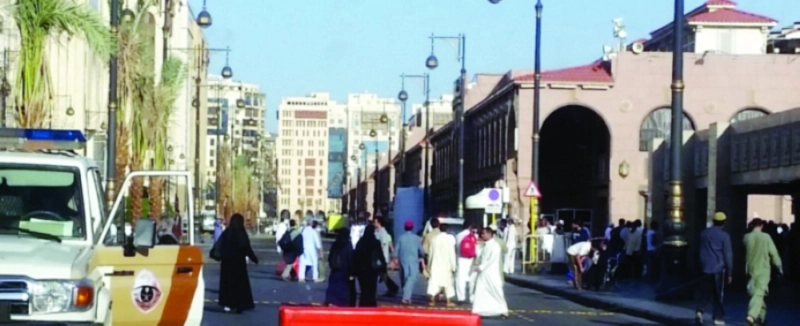 الزوار يتنقلون بأمان في موقع الحادثة (مكة)