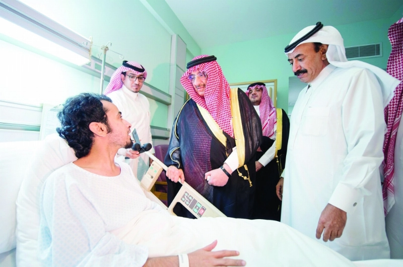 الأمير محمد بن نايف لدى زيارته المصابين في المستشفى (واس)