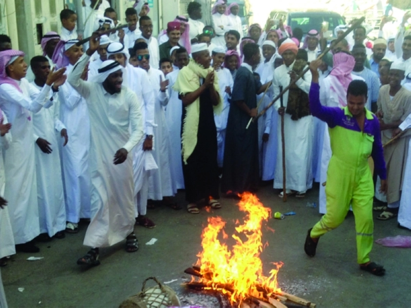 عامل النظافة يلعب المزمار وسط الساحة (عبدالمحسن دومان)
