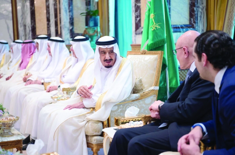 الملك سلمان في حديث مع تمام سلام وسعد الحريري