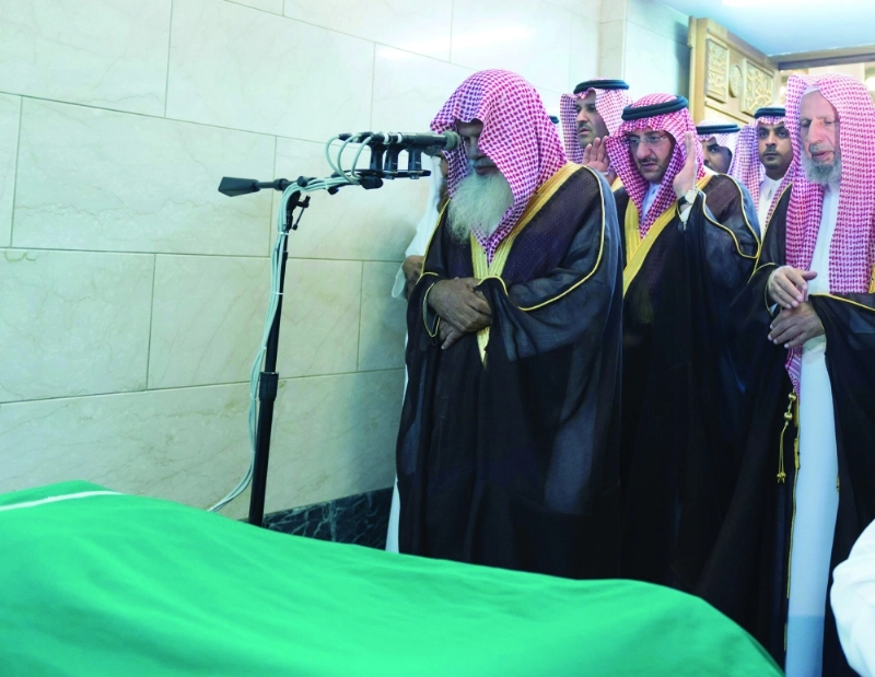 الأمير محمد بن نايف لدى أدائه صلاة الميت على شهداء الواجب في المسجد النبوي أمس الأول (واس)