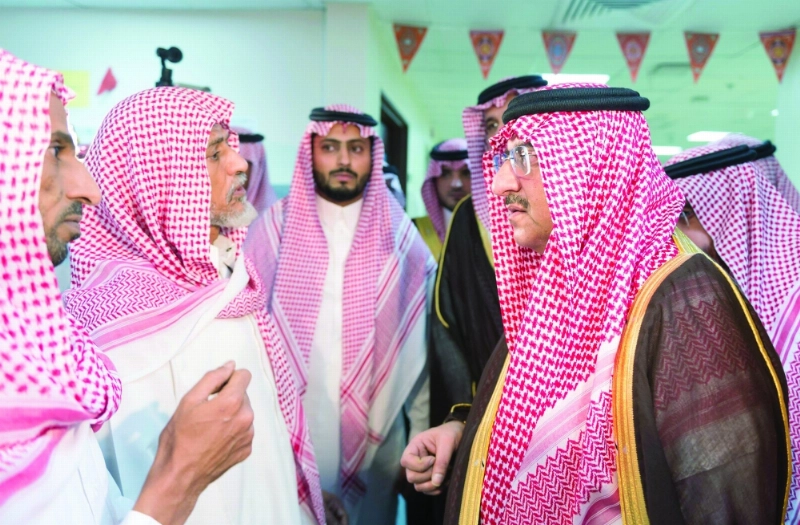الأمير محمد بن نايف في حديث مع أقارب وأسر شهداء الواجب