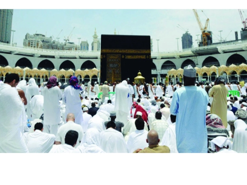 عدد من المصلين والمعتمرين داخل صحن المطاف (مكة)