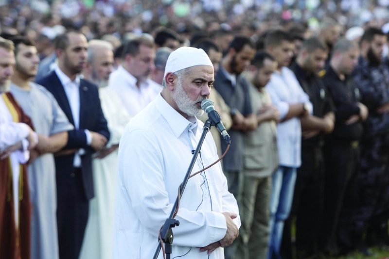 هنية يؤدي صلاة العيد في غزة أمس (أ ف ب)