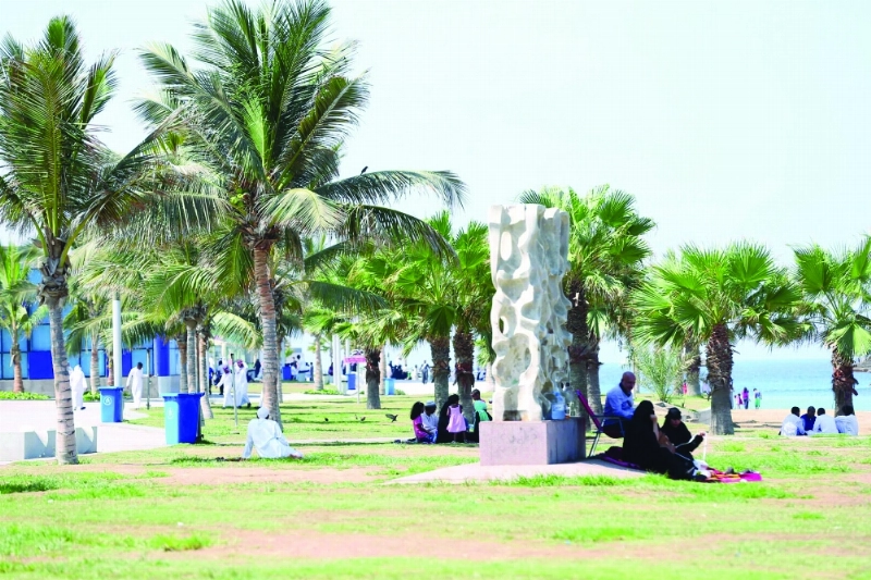 رواد الكورنيش يستمتعون بأجواء العيد (غرم عسيري)