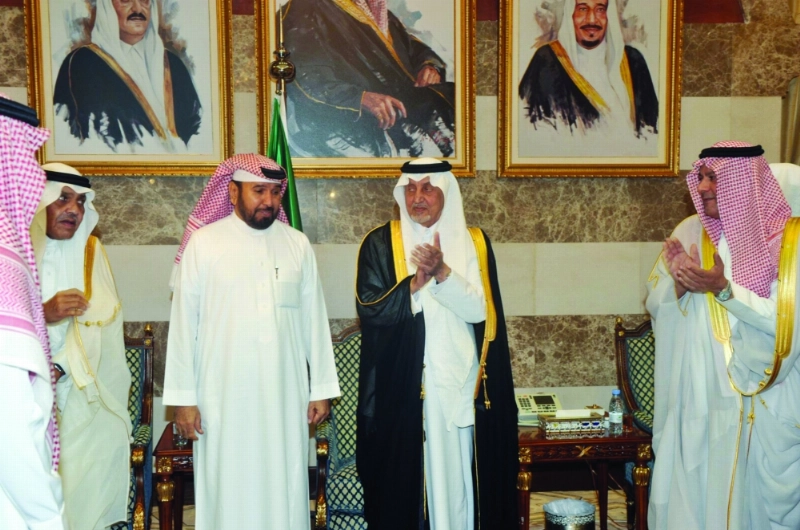 خالد الفيصل خلال استقبال المهنئين بالعيد (مكة)