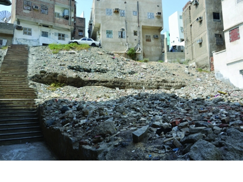 أنقاض المبنى المزال تركت هاوية وسط حي الحجون بمكة (عبدالمحسن دومان)
