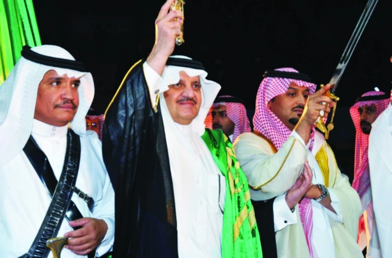 سعود بن نايف مشاركا في العرضة (واس)