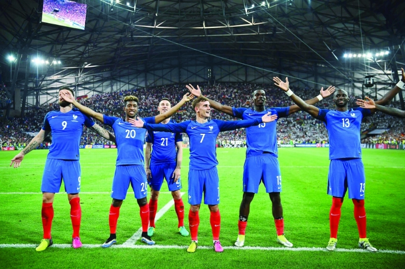 لاعبو المنتخب الفرنسي يحيون الجماهير عقب الفوز على ألمانيا (أ ف ب)