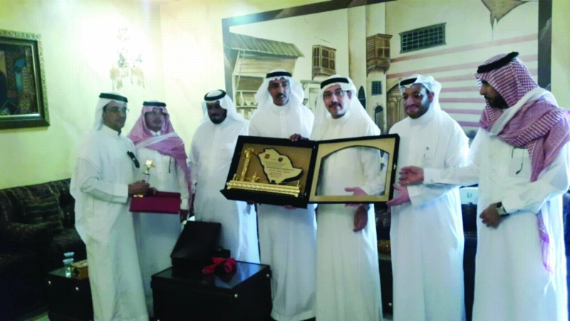 الكعكي مع أعضاء إدارة وج (مكة)