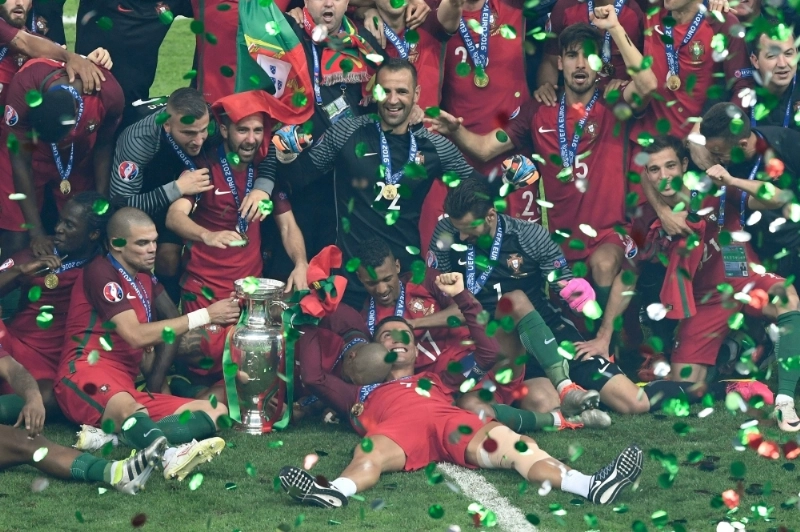 احتفالات لاعبي البرتغال عقب التتويج أمس (أ ف ب)