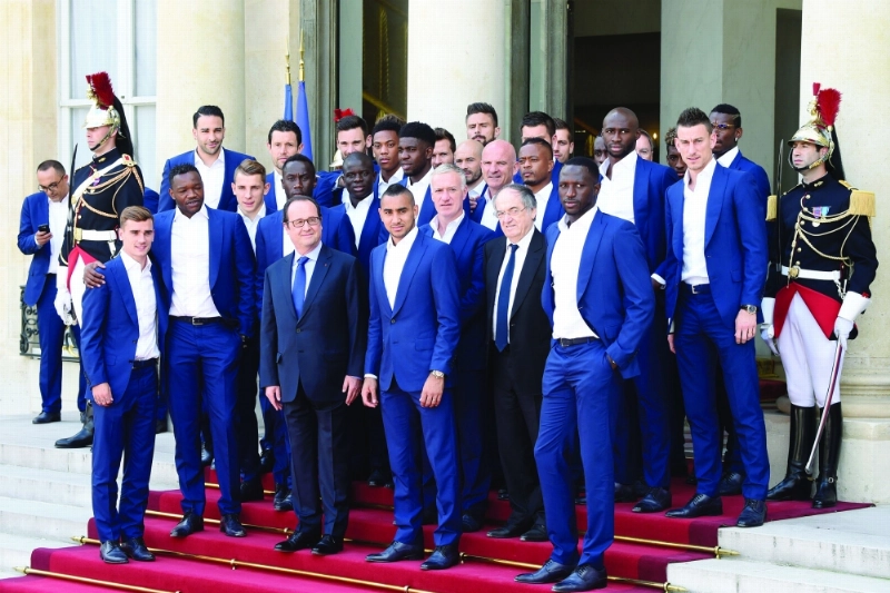 هولاند خلال استقباله أمس المنتخب الفرنسي في قصر الأليزيه (أ ف ب)