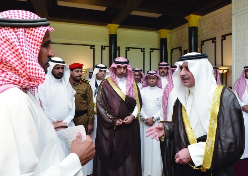 فهد بن سلطان خلال لقائه ذوي منفذ العملية الإرهابية بالمدينة (مكة)