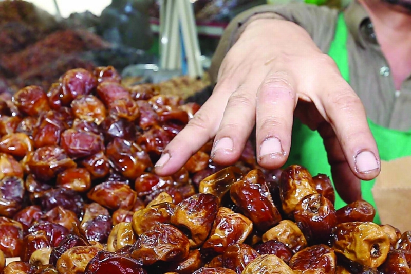 عامل يبيع التمور في جدة بدون لبس قفاز