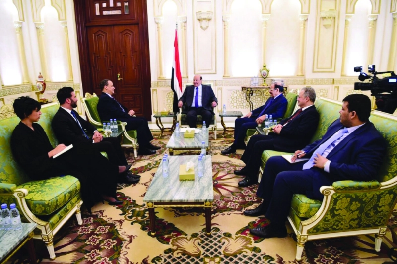 هادي مستقبلا المبعوث الأممي لليمن بالرياض أمس (سبأ نت)