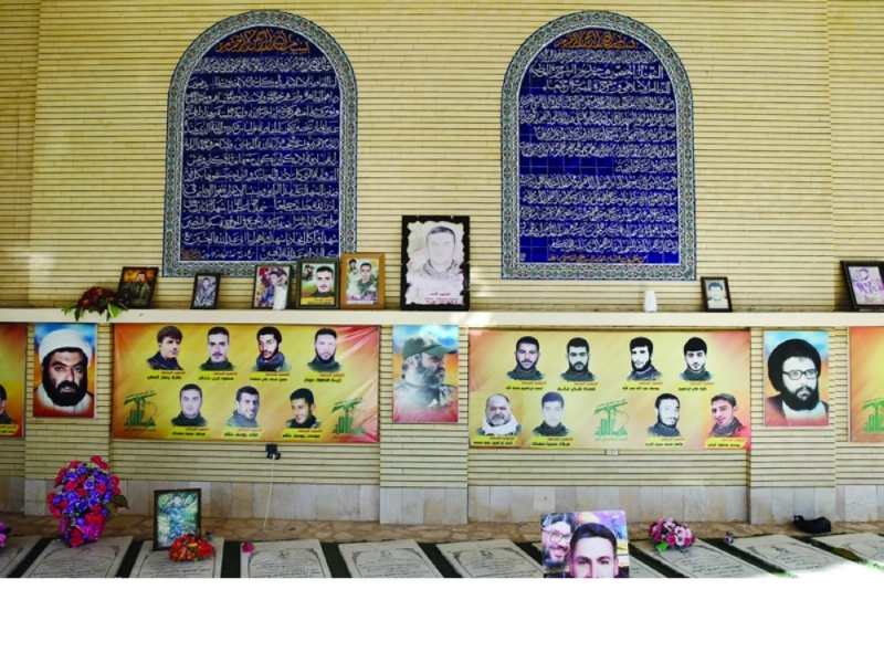 صور قتلى حزب الله على جدار بقرية عينتايا (أ ب)