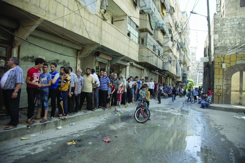 طوابير للحصول على خبز بحلب (أ ف ب)